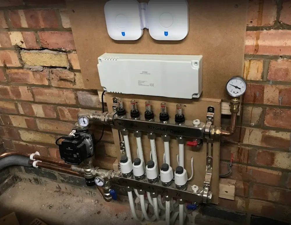 Underfloor heating manifold and copper pipework