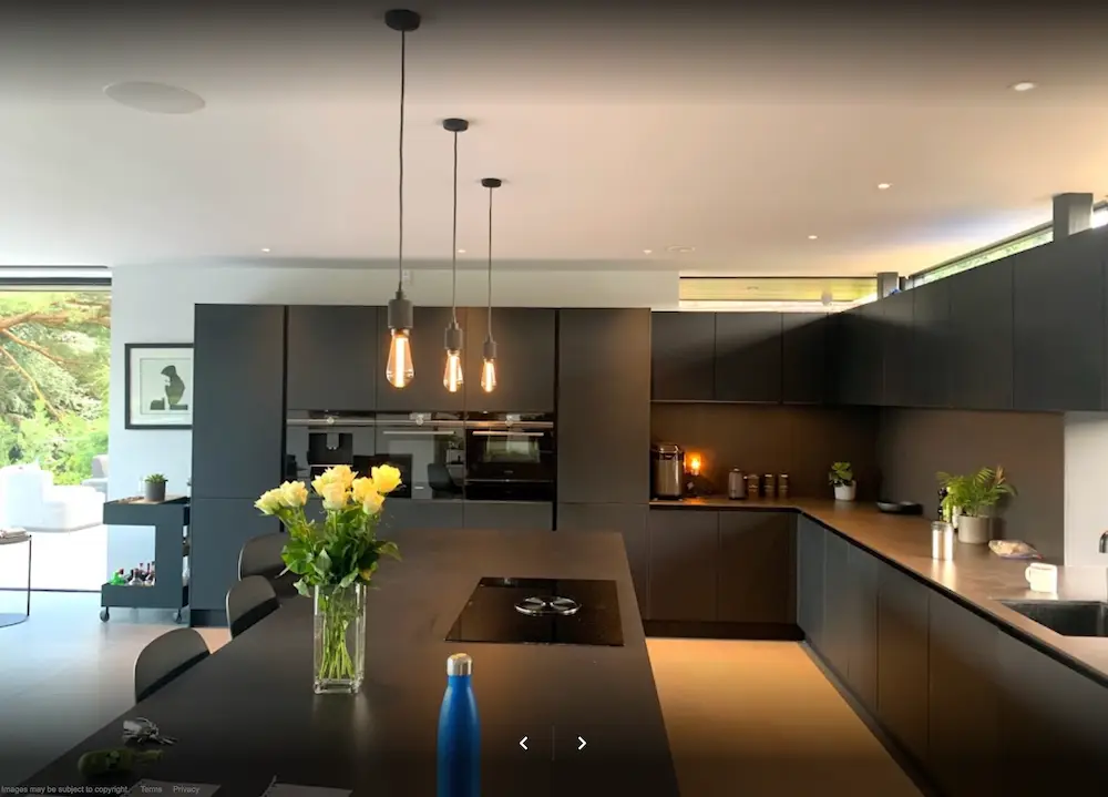 Contemporary kitchen with island hob and pendant lighting